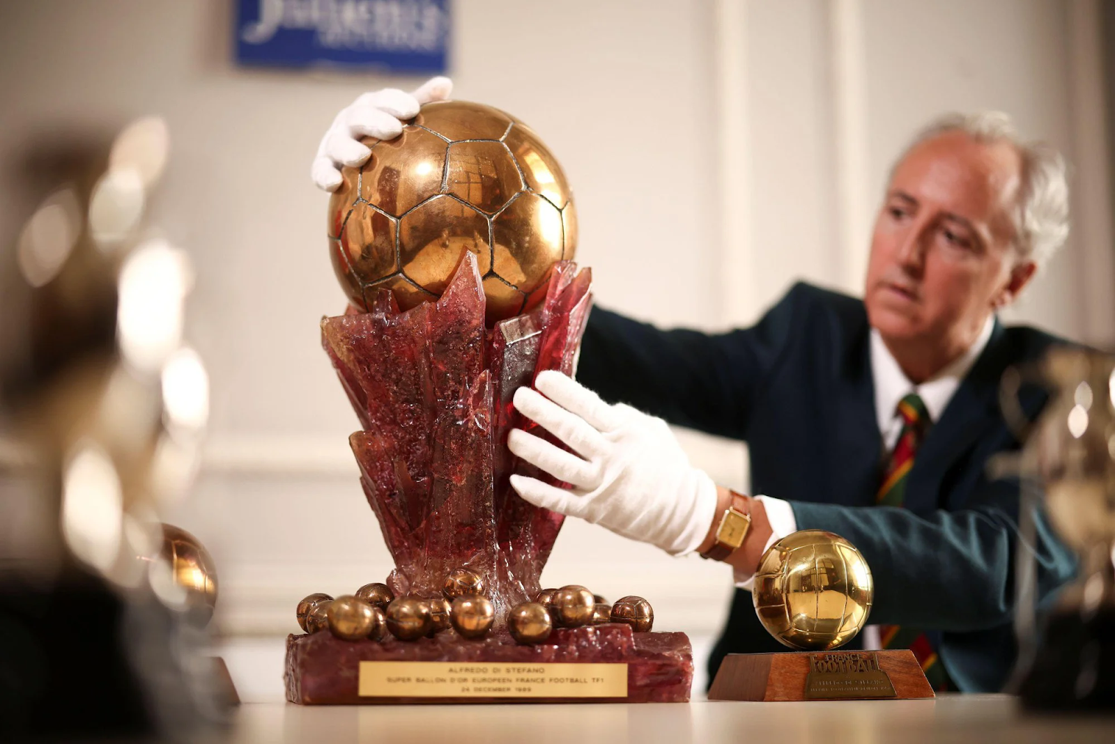 Quả bóng vàng là gì? Cầu thủ nào giành được nhiều danh hiệu Ballon d'Or nhất trong lịch sử?