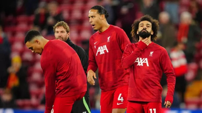 Liverpool đưa ra quyết định gây sốc với Van Dijk