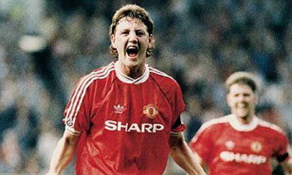 Ai là hậu vệ cánh xuất sắc nhất mọi thời đại của United?
