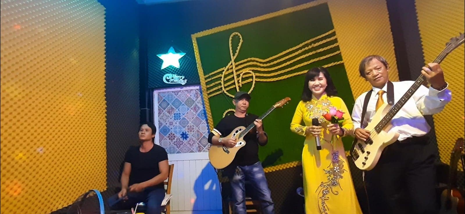 Cà phê Hát Với Nhau - Điểm hẹn của những người yêu nhạc vàng